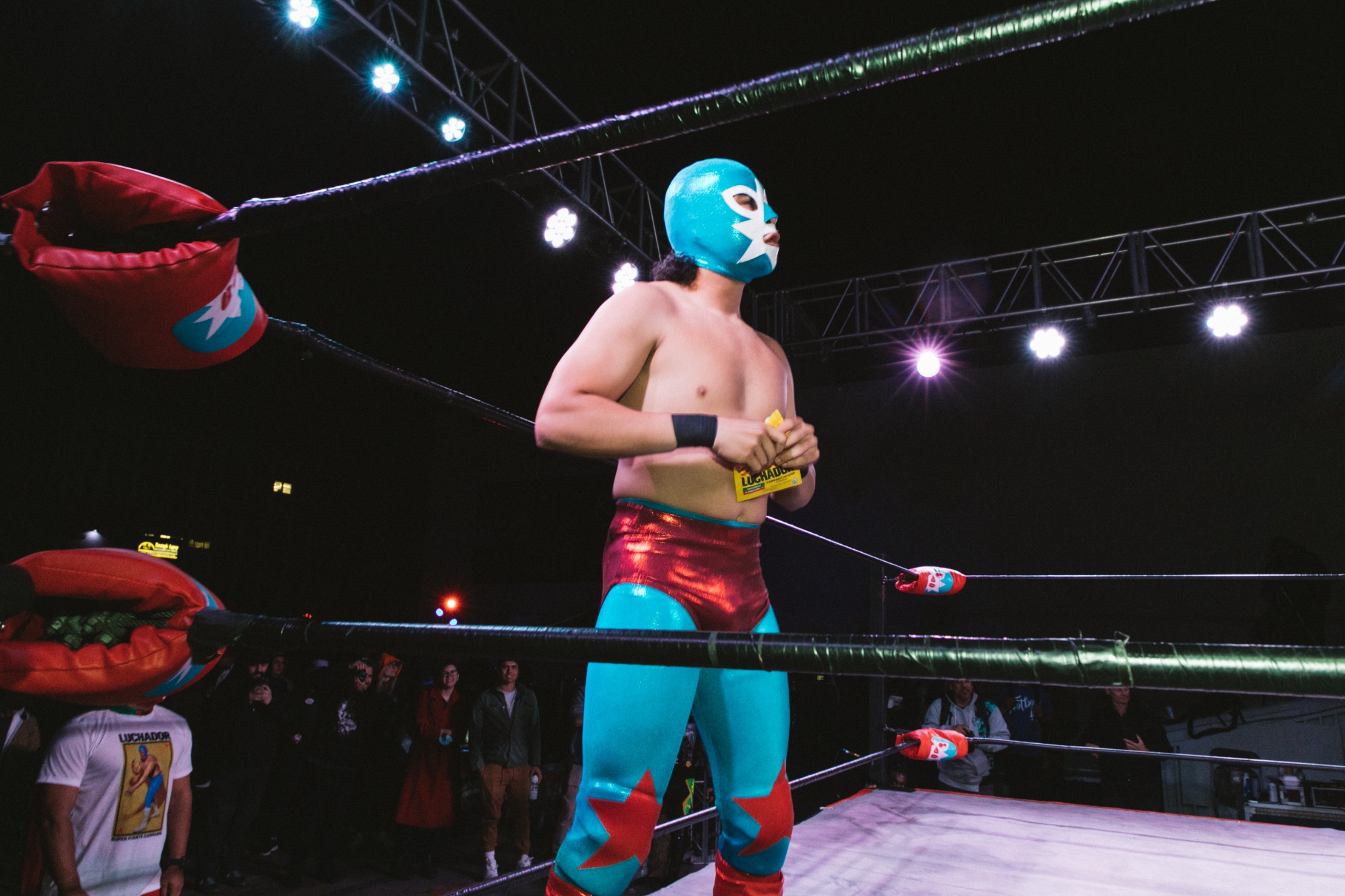 Mota Mania wrestler in a live exchange. Photo: Hazy.